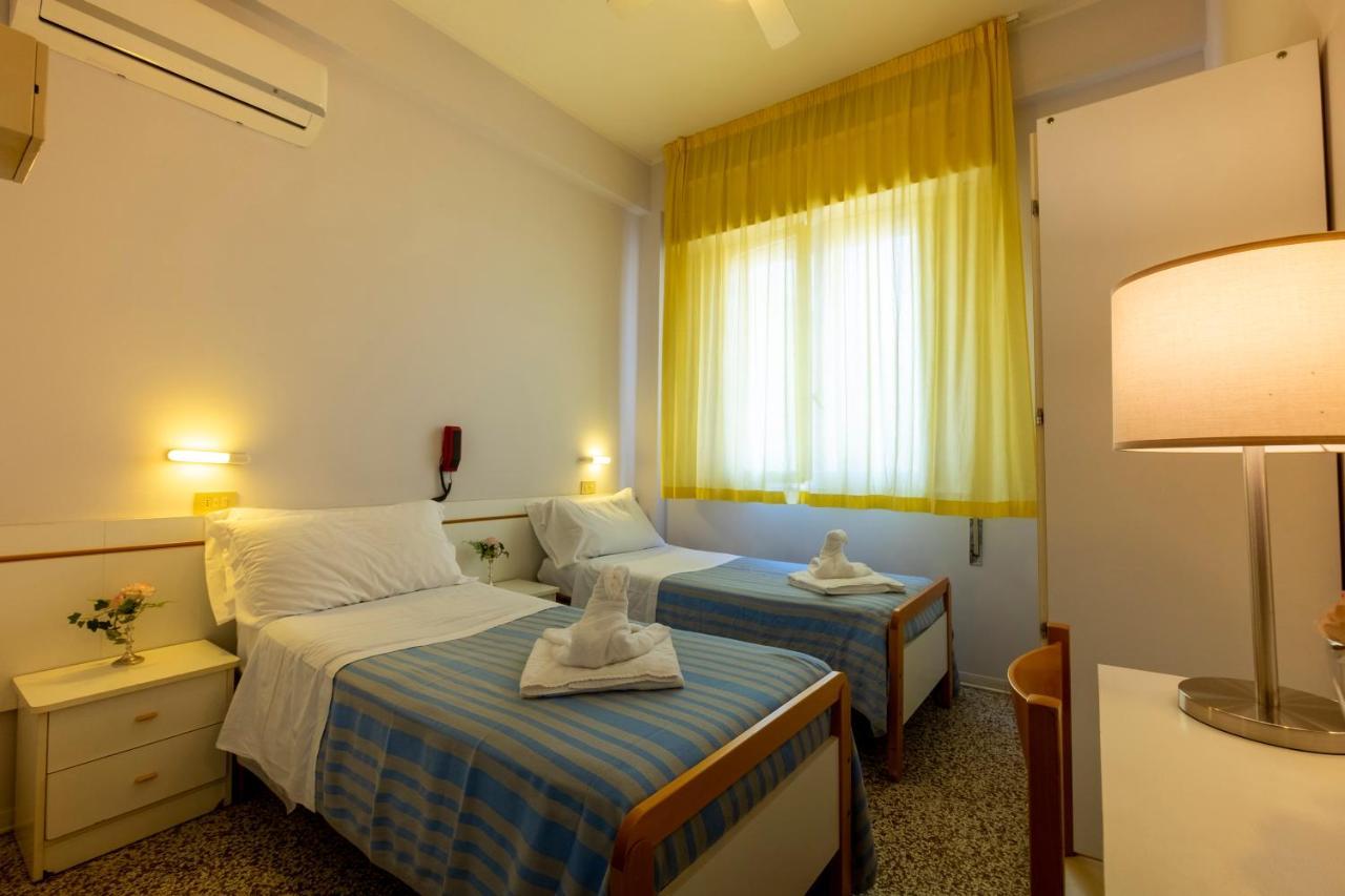 Hotel Giumer Римини Экстерьер фото