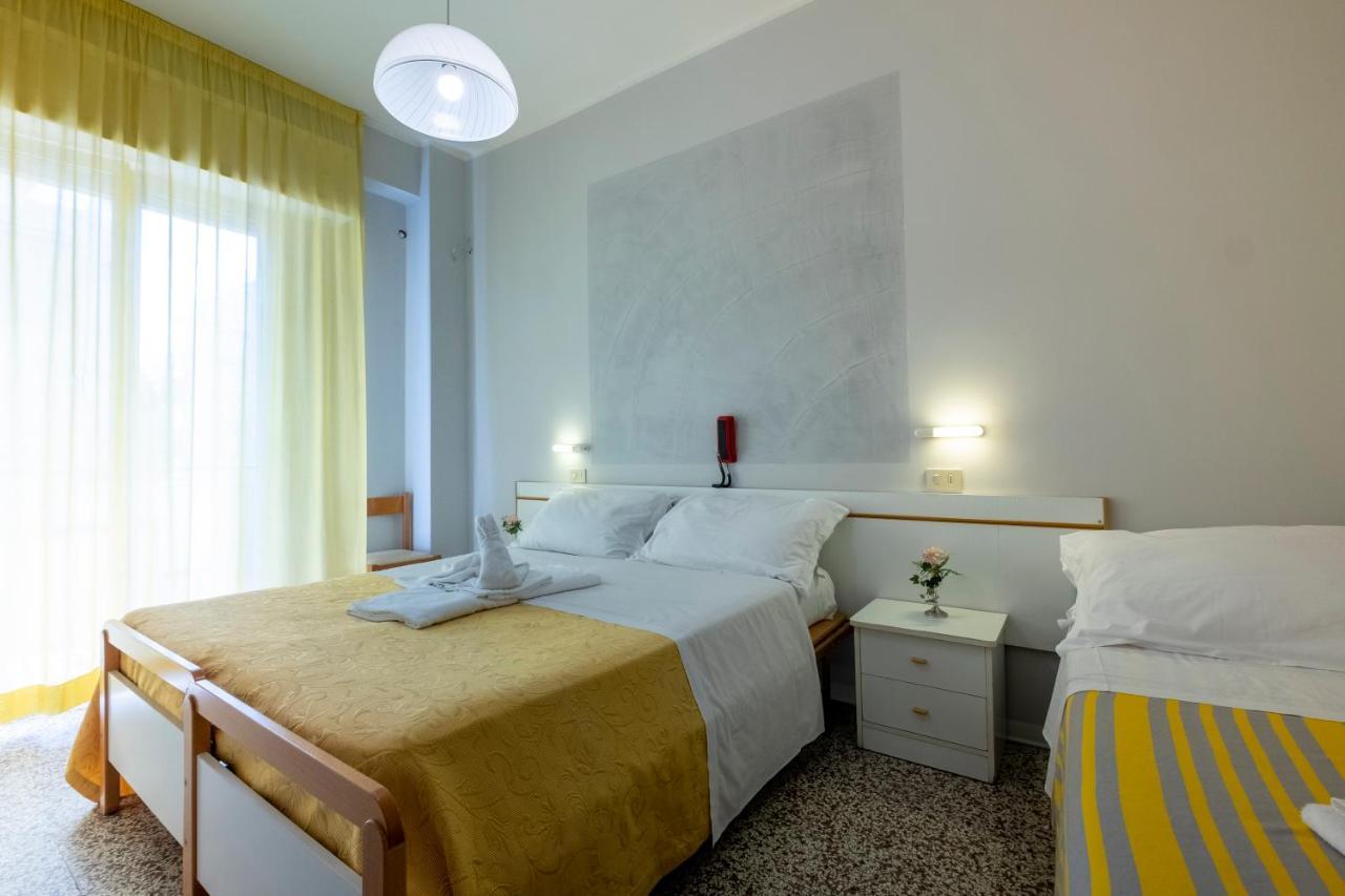 Hotel Giumer Римини Экстерьер фото