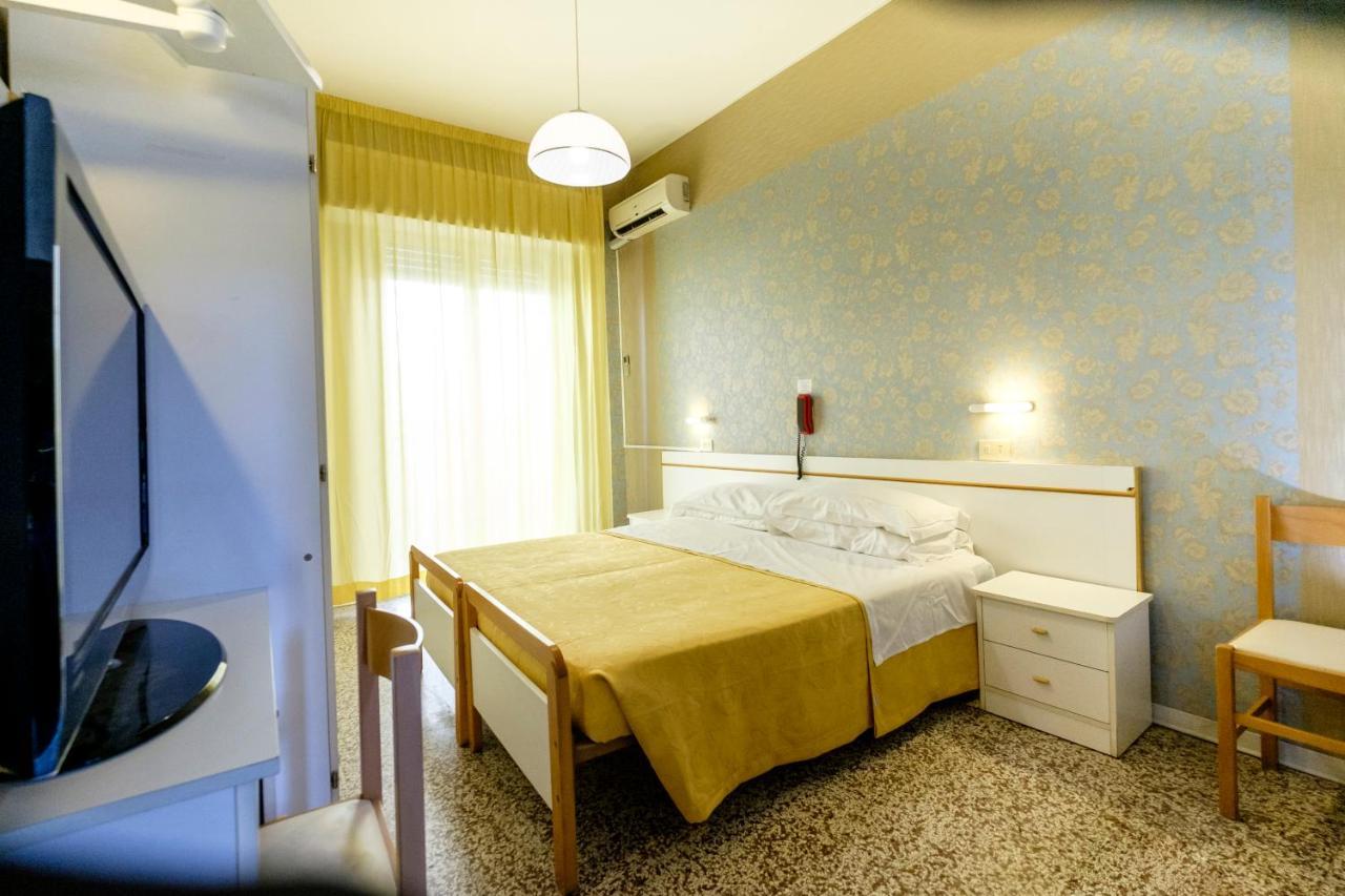 Hotel Giumer Римини Экстерьер фото