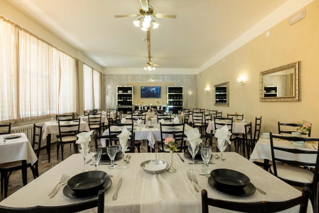 Hotel Giumer Римини Экстерьер фото