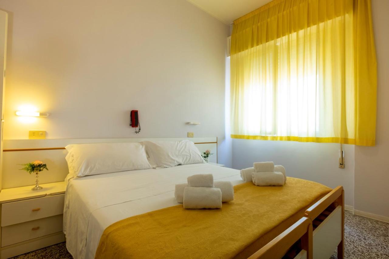 Hotel Giumer Римини Экстерьер фото