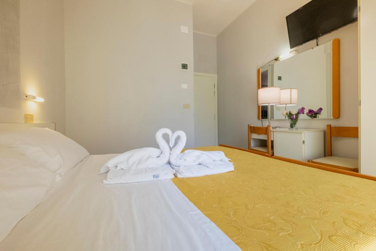 Hotel Giumer Римини Экстерьер фото