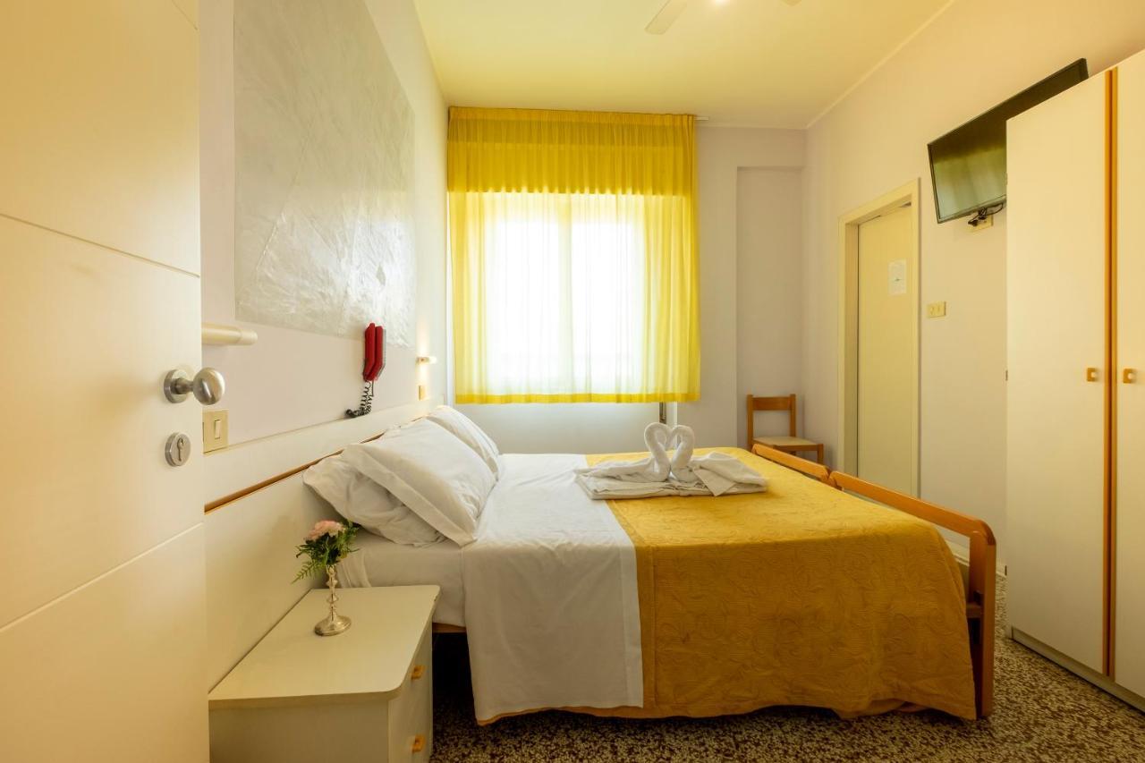 Hotel Giumer Римини Экстерьер фото