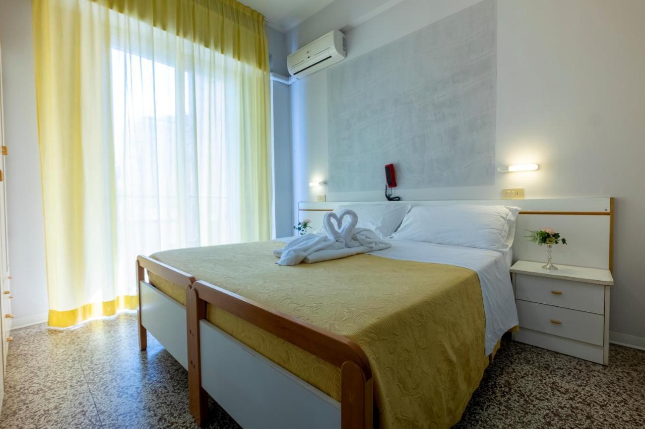 Hotel Giumer Римини Экстерьер фото