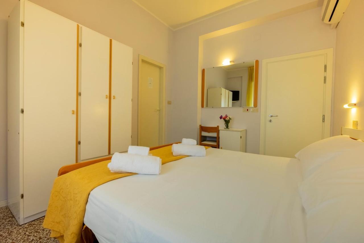 Hotel Giumer Римини Экстерьер фото