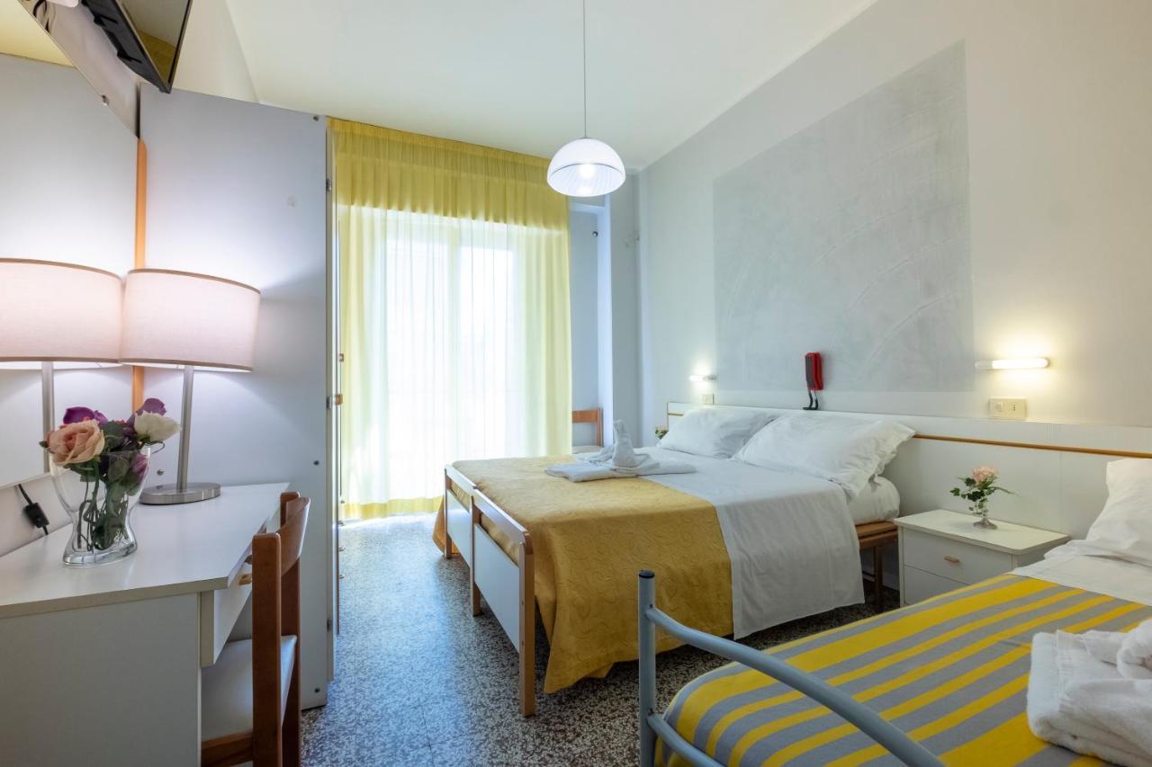 Hotel Giumer Римини Экстерьер фото