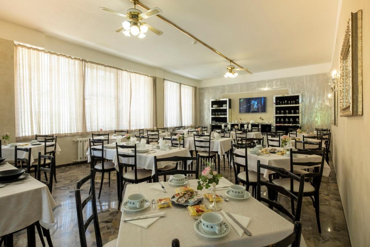 Hotel Giumer Римини Экстерьер фото