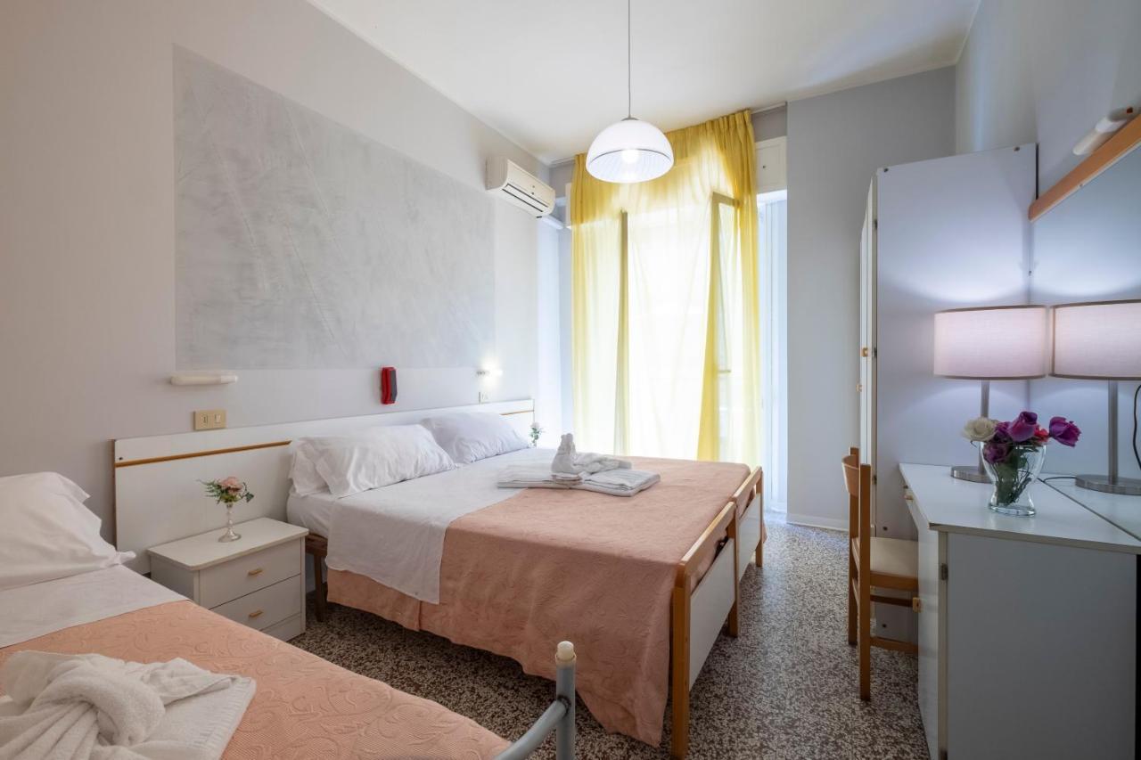 Hotel Giumer Римини Экстерьер фото