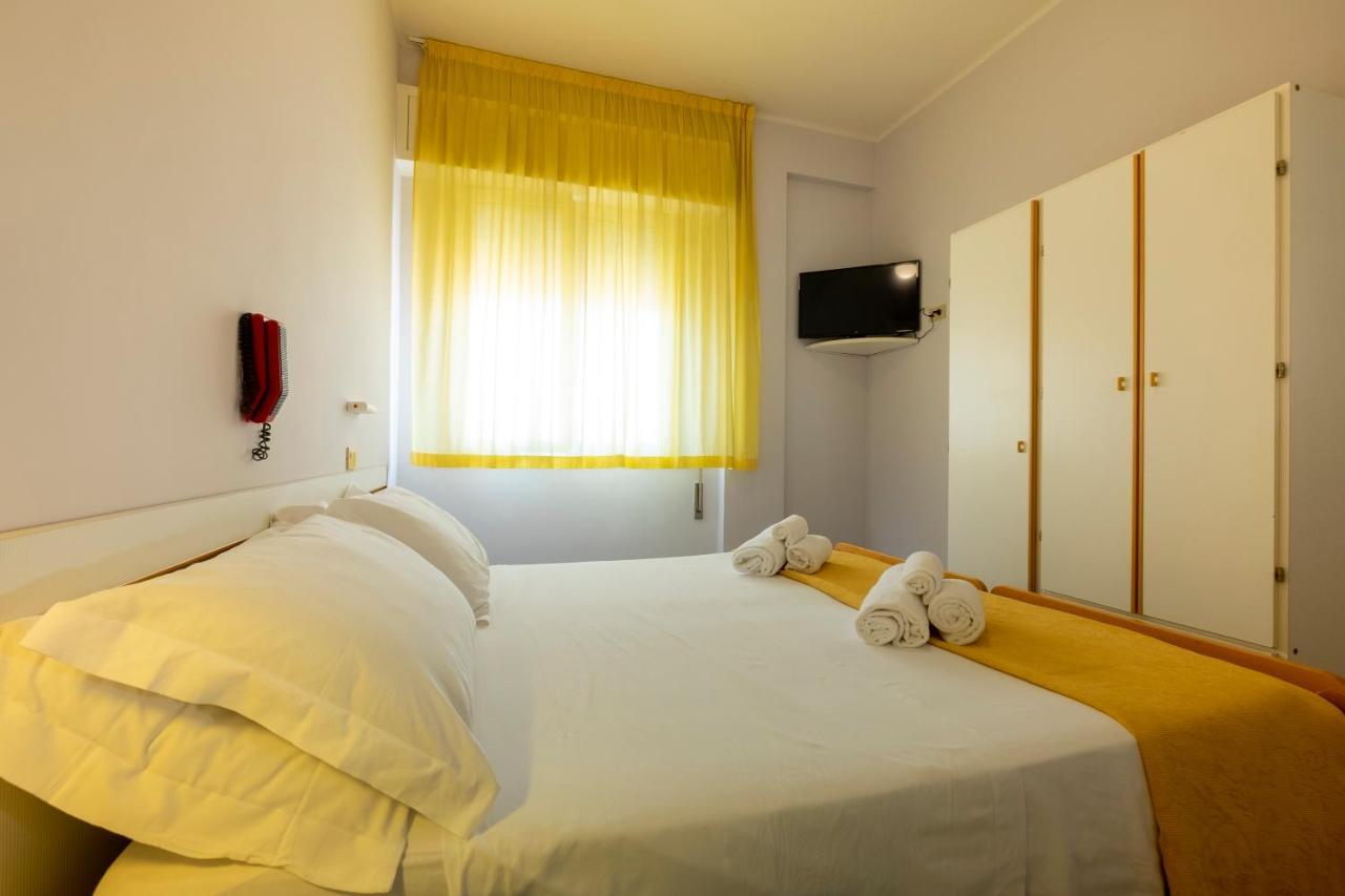 Hotel Giumer Римини Экстерьер фото