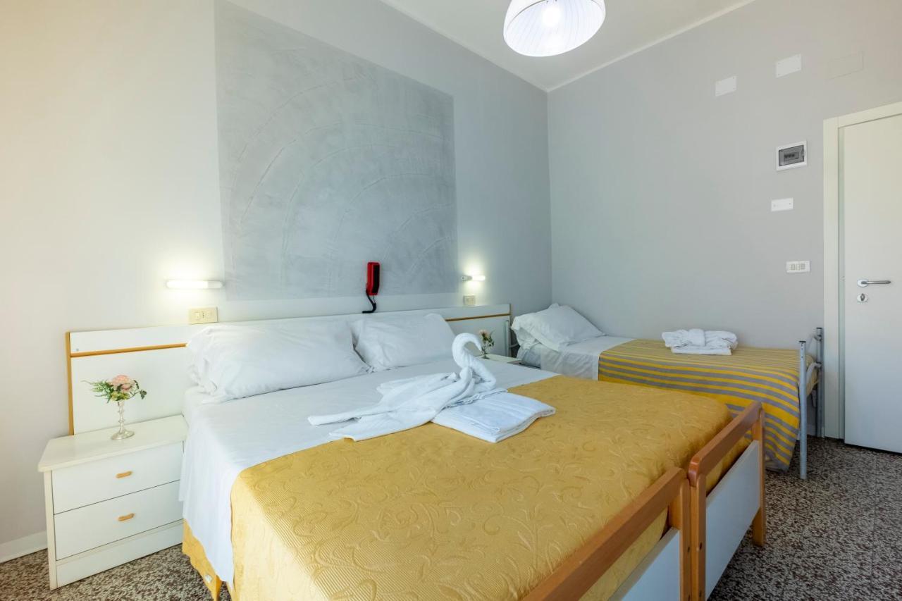 Hotel Giumer Римини Экстерьер фото