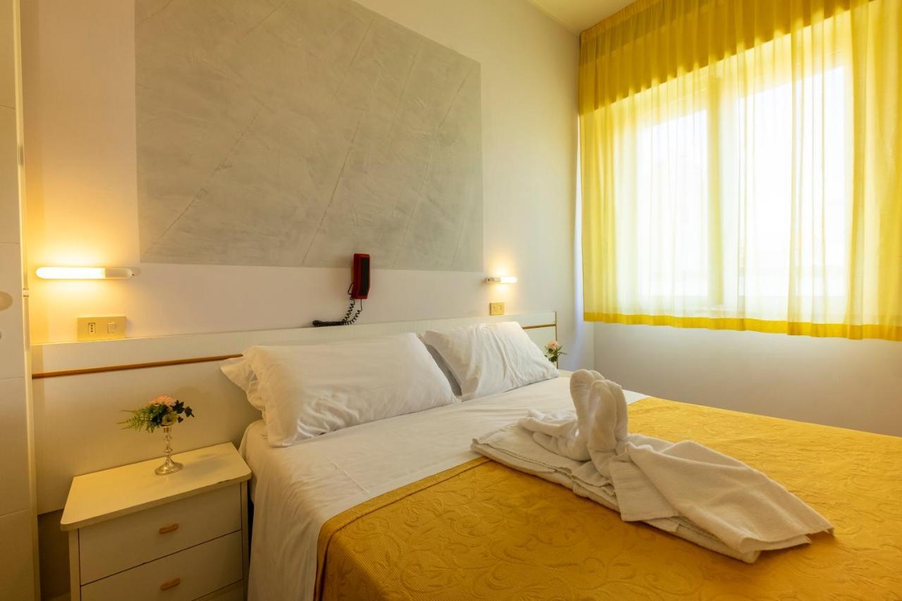 Hotel Giumer Римини Экстерьер фото