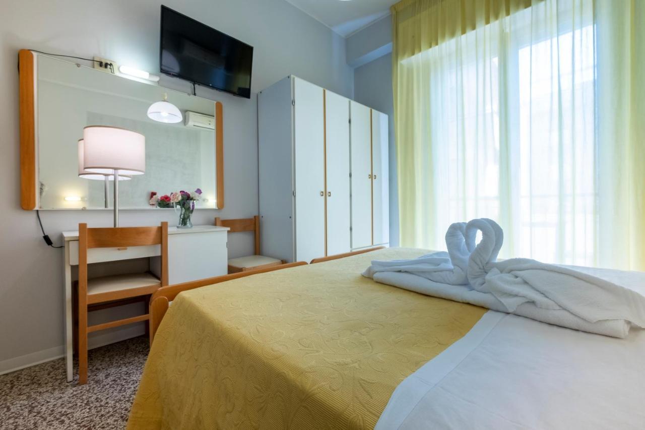 Hotel Giumer Римини Экстерьер фото