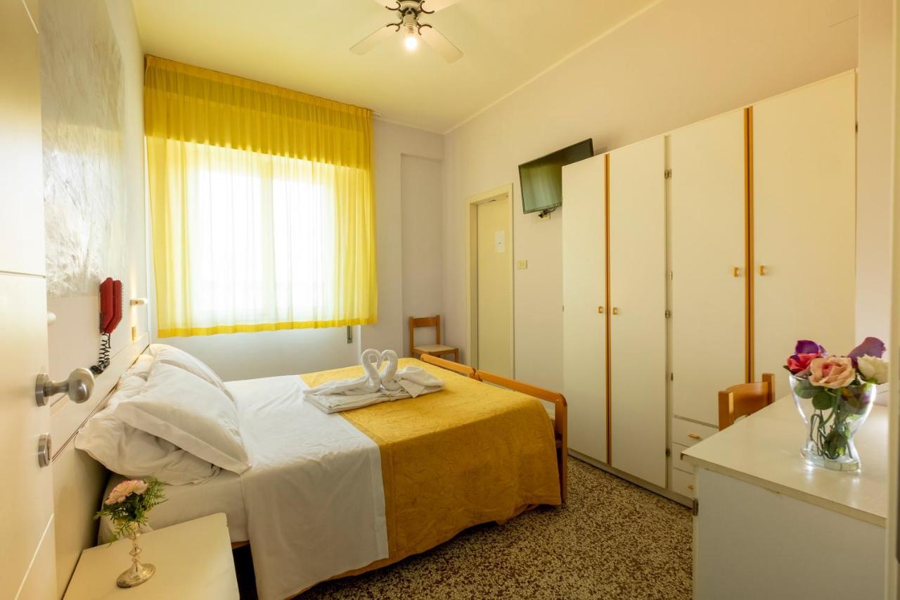 Hotel Giumer Римини Экстерьер фото