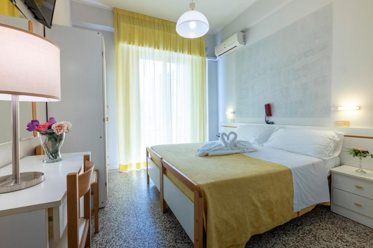 Hotel Giumer Римини Экстерьер фото