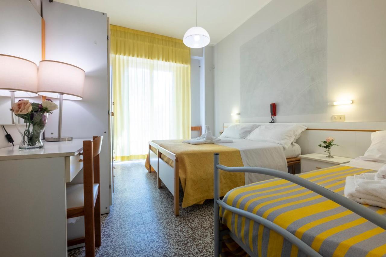 Hotel Giumer Римини Экстерьер фото